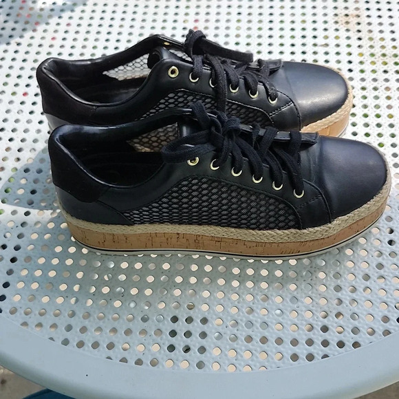 JLO Faux Leather Platform Sneakers size 7 1/2 box#10 great condition - Picture 2 of 2